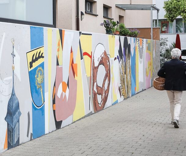 Jugendliche haben unter der Anleitung von professionellen Künstlern den Durchgang bei der Mittelstraße mit Erdmannhäuser Motiven gestaltet.