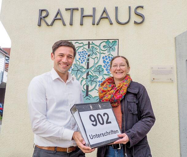 Über 900 Unterschriften gegen den Schulneubau haben Martin Klass und Nadine Raich im Rathaus abgegeben.