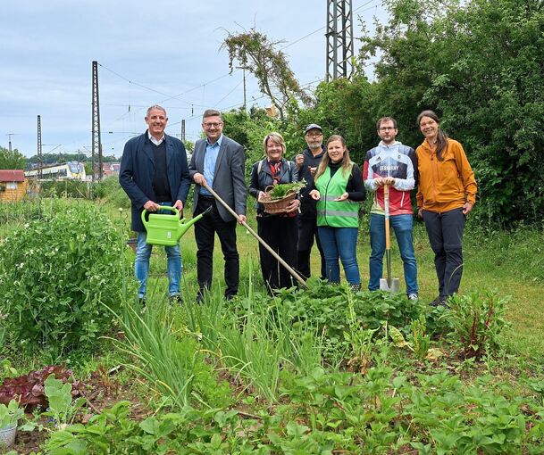 Freude über die erste Ernte des Urban-Gardening-Vereins.