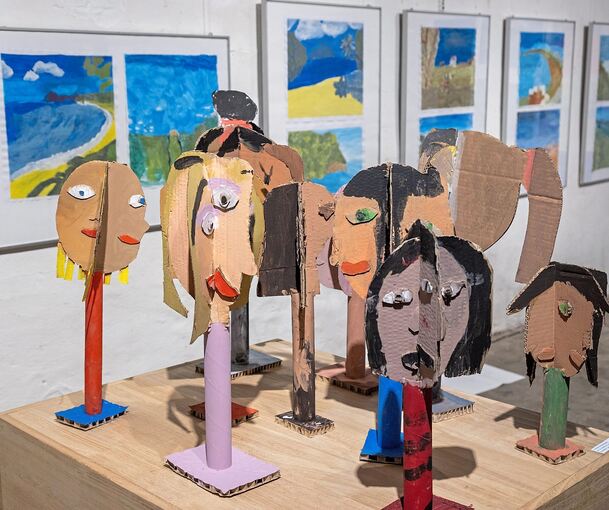 So farbfroh und vielgestaltig kann Karton sein: Die Jahresausstellung der Kunstschule Labyrinth bildet die Vielfalt des künstlerischen Schaffens des Kurs- und Workshop-Programms ab.
