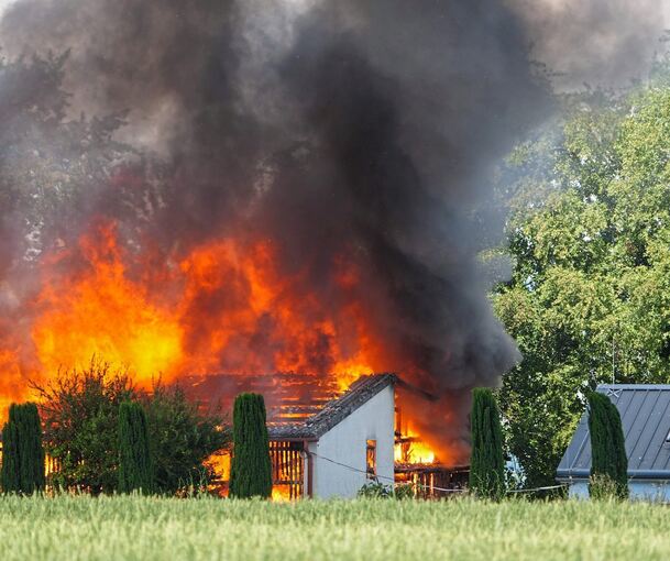 Die Scheune des Hofguts stand in kürzester Zeit in Vollbrand.