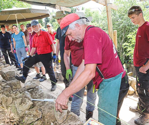 Trockenmauern bauen und sanieren ist hohe Handwerkskunst, die Gartenbaumeister Martin Bücheler beherrscht.