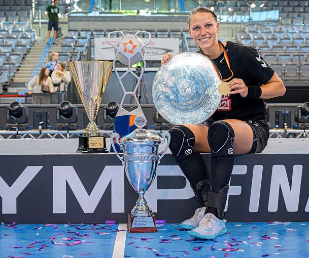 Künftig im Museum: Die Repliken der Pokale, die von der SG BBM Bietigheim gewonnen wurde. Im Gegensatz zu Supercup, EHF-Pokal, DHB-Pokal und Meisterschale (von links), zieht Xenia Smits aber mit nach Ludwigsburg um und wird für die HBL auflaufen.