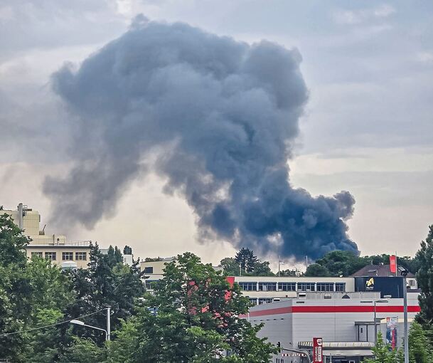 Weithin sichtbar steht die Rauchsäule über Zuffenhausen.