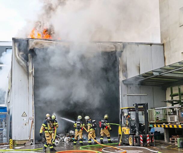 Feuerwehrleute bekämpfen die Flammen.