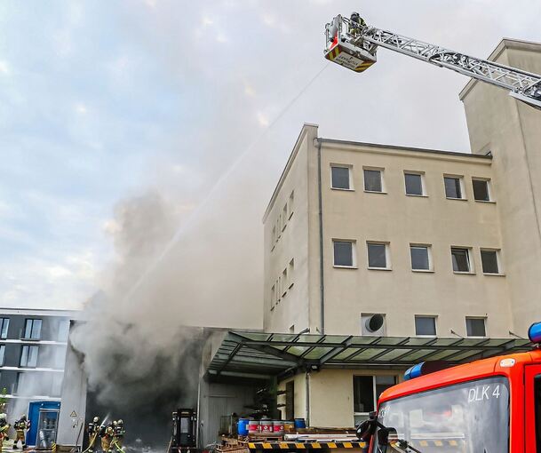 Auch die Drehleiter ist im Einsatz.