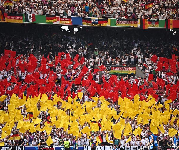 Schwarz-rot-goldene Fan-Choreografie im Stuttgarter Stadion.