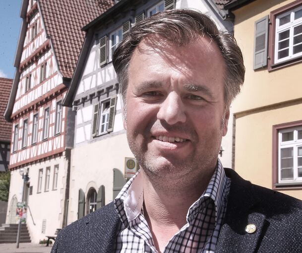 Robert Sach vor dem Rathaus, in das er nach dem 30. Juni als Chef einziehen möchte.