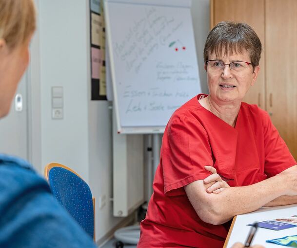 Im Gespräch: Christine Nägele (rechts), Einsatzleiterin des Hospizdienstes Besigheim, und NEB-Redakteurin Kristina Anger.