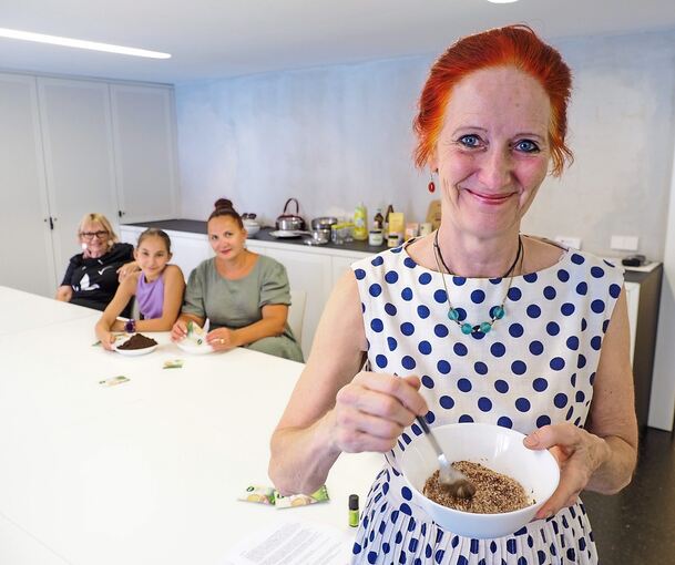 Sabine Deutscher zeigt, wie aus Kaffee Pflegeprodukte gemacht werden können.