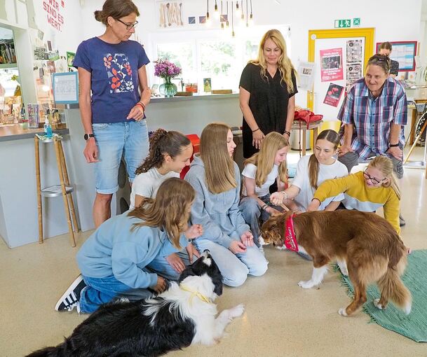 Tierische Lehrer: Mika und Pauli mit Schülerinnen und Lehrkräften des Hans-Grüninger-Gymnasiums. Weil Hunde extrem lärmempfindlich sind, lernen die Kinder schnell, Rücksicht zu nehmen.