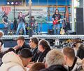 Die Schanzrocker spielen auf der eigens aufgebauten Bühne auf dem Tammer Marktplatz.