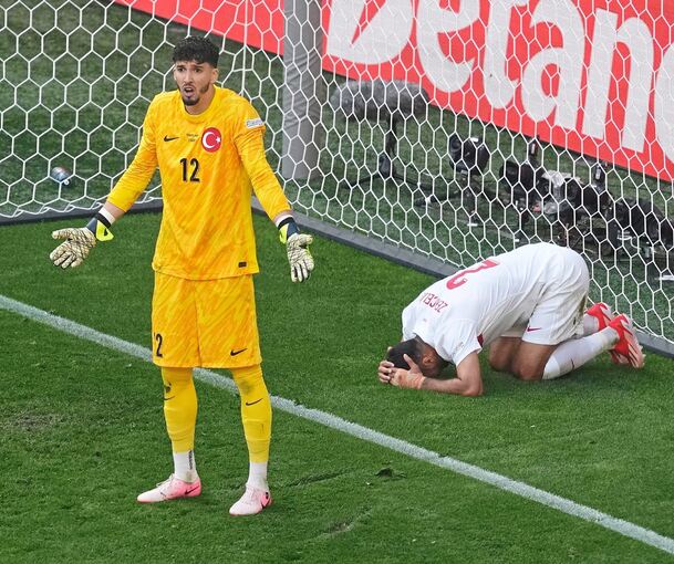 Der türkische Torhüter Altay Bayindir und sein Mitspieler Zeki Celik sind fassungslos nach dem Eigentor ihres Mannschaftskameraden Samet Akaydin (nicht im Bild).