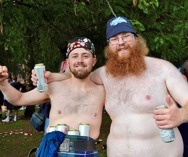 Bradley Fisher (links) und Lewis Millar haben keine Karten bekommen und feiern im Stadtgarten.