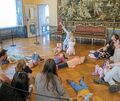 Perspektivwechsel: Bei der neuen Schlossführung für die Kleinen schauen sich die Kinder das Deckengemälde ganz genau an. Fotos: Perspektivwechsel: Bei der neuen Schlossführung für die Kleinen schauen sich die Kinder das Deckengemälde ganz genau an.