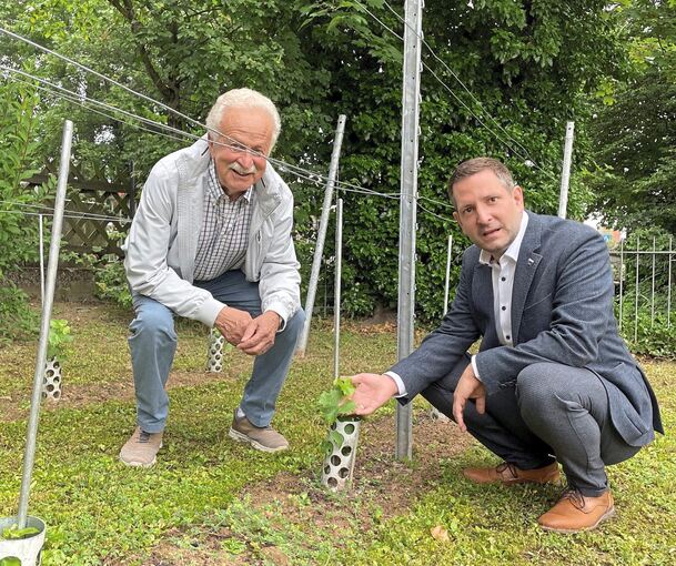 Gut Ding will Weile haben: Bürgermeister Stefan Benker (rechts) und Wolfgang Sippel vom Städtepartnerschaftsverein zeigen den Schwieberdinger Chardonnay.