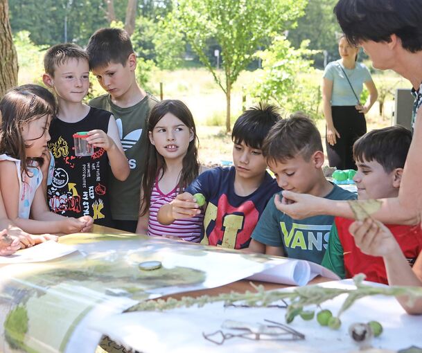 Mit verschiedenen Materialien und großen Plänen machen sich die Kinder Gedanken über den zukünftigen Spielplatz.