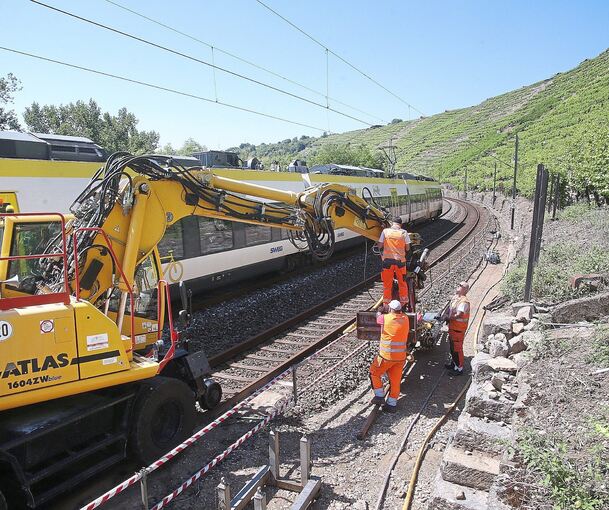 Die Gleisbaustelle unterhalb des Niedernbergs. Auf einer Länge von 70 Metern werden sogenannte Erdanker in den Berg gebohrt und mit Beton verfüllt.
