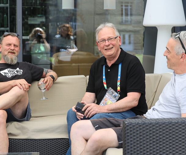 Kleine Pause auf der Terrasse des Nestor Hotels: Peter De Voecht, Rudy Nuyens und Thomas Ungel (von links).