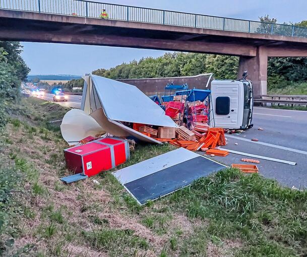 Der umgekippte Lastwagen versperrte die Fahrbahn..