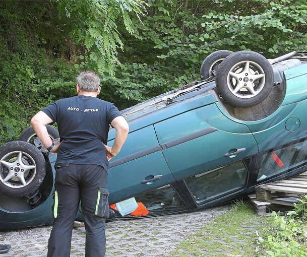Schwer verletzt wurde die Fahrerin aus ihrem Wagen befreit.