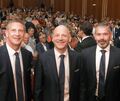Der VR-Bank-Vorstand: Timm Häberle (Vorstandsvorsitzender, Mitte), sein Stellvertreter Heiko Herbst (rechts) und Frank Kraaz (links). Hinter ihnen sitzen im Kronenzentrum in Bietigheim Bissingen 400 Teilnehmer, darunter Bürgermeister, Alt-Bürgermeist