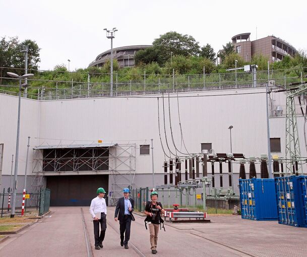 99 Behälter mit hoch radioaktivem Atommüll stehen derzeit im Zwischenlager Neckarwestheim. Das Foto zeigt den Eingangsbereich in einem ehemaligen Steinbruch unterhalb des Rundbaus.