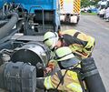 Die Feuerwehr kontrollierte dann mit eigenem Gerät die Temperatur am Lkw.