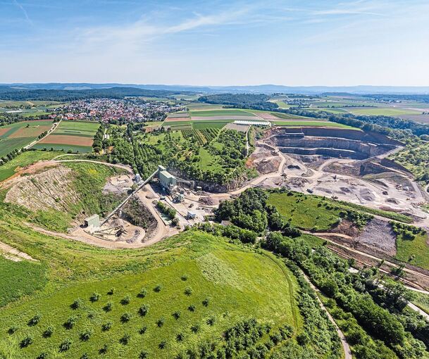 Der Steinbruch Klöpfer in Rielingshausen aus der Luft.
