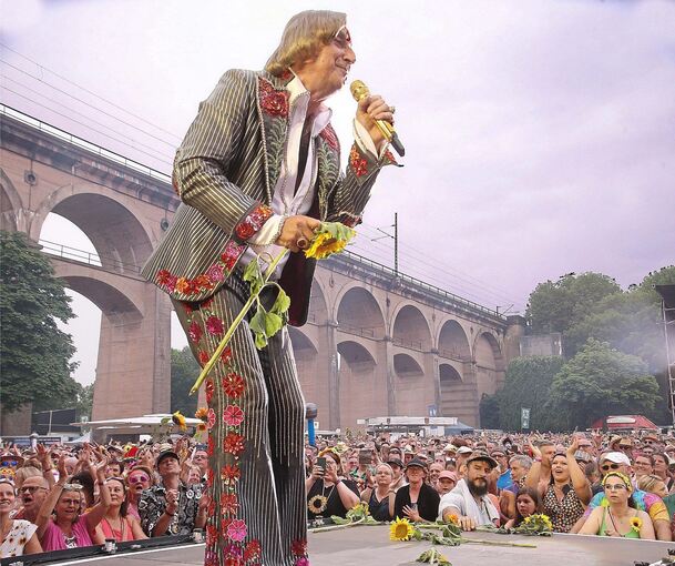 Unterwegs im Auftrag der Liebe: Dieter Thomas Kuhn bei seinem Auftritt am Bietigheimer Viadukt.