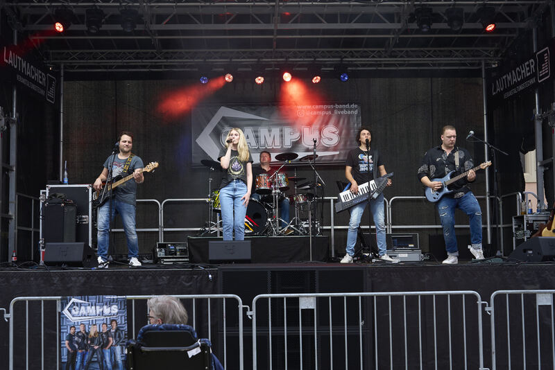 Die Band "Campus" heizt auf der Marktplatzbühne ein.