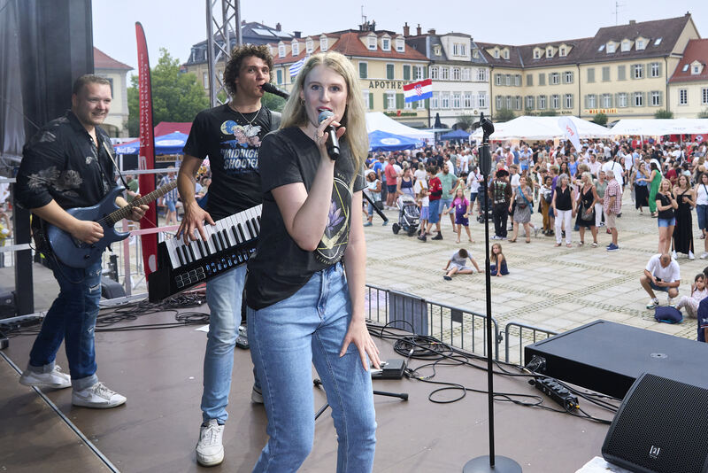 Die Band "Campus" heizt auf der Marktplatzbühne ein.