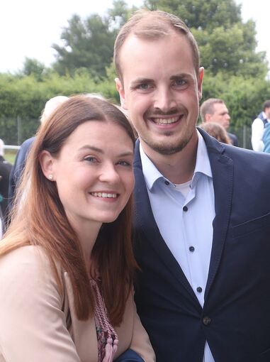 Ron Keller freut sich zusammen mit seiner Frau Fabienne über den Gewinn der Bürgermeisterwahl in Oberriexingen. Foto: Alfred Drossel