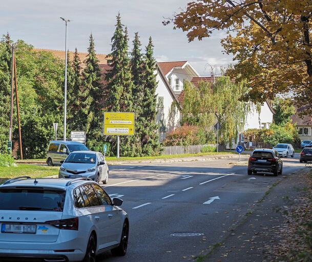 Noch im Herbst schien es so, als könnte ein Kreisverkehr mit der Schwieberdinger Straße (links im Bild) entstehen. Nun läuft es doch wieder auf eine Ampellösung hinaus.