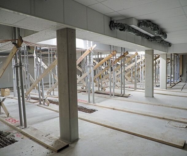 Die Sprieße stützen nicht die Decke, sondern schützen die Betonplatte, die durch die Arbeiten derzeit geschwächt ist.