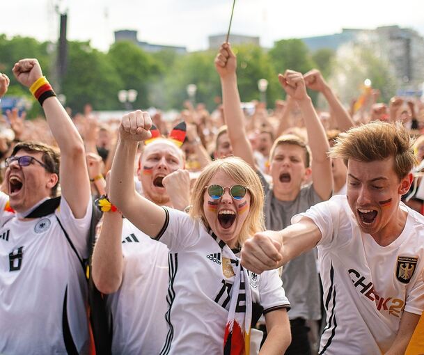 Auf gute Stimmung hofft die Stadt Ludwigsburg beim Public Viewing auf dem Rathaushof. Symbol