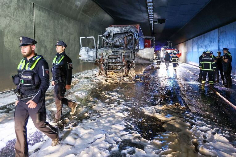 Nach Lastwagen-Brand im Hamburger Elbtunnel Nach Lastwagen-Brand im Hamburger Elbtunnel