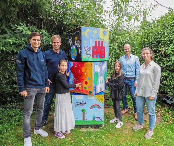 Das gemeinsame Projekt, eine drehbare Litfaßsäule, steht jetzt im Garten des „Bunten Hauses“.