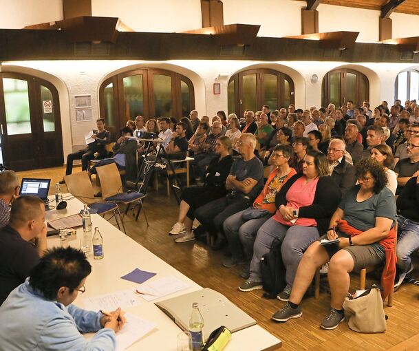 Das Interesse an der Zukunft der Schule ist ungebrochen. Bei der Einwohnerversammlung in Gemmrigheim war die Festhalle voll. Foto. Ramona Theiss