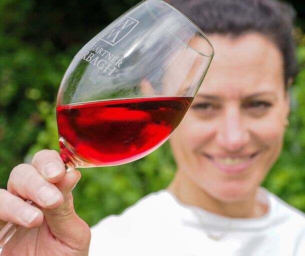 Botschafter der jungen Winzer der Heldenschmiede: Antje Friedrich gerät ins über den neuen Roséwein „Heldenglück“ ins Schwärmen. Für den perfekten Terrassenwein dürfte jetzt nur noch das Wetter besser werden.