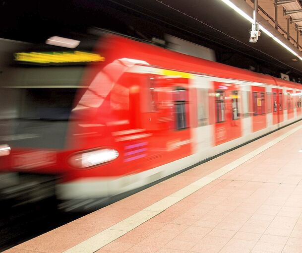 Der Mann, der in der S6 einen anderen verletzt hat, wurde in eine Klinik gebracht. Der Mann, der in der S6 einen anderen verletzt hat, wurde in eine Klinik gebracht.