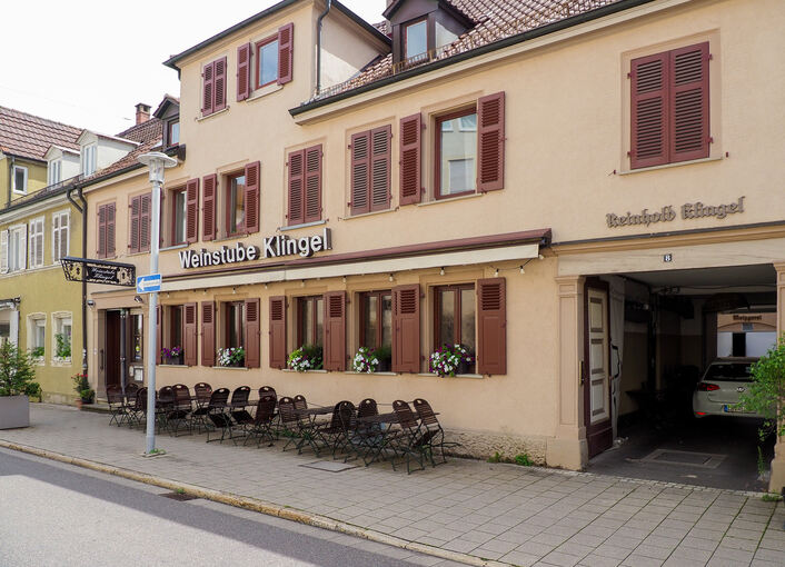 Aufgestuhlt: Am Freitag hatte die Weinstube Klingel in der Eberhardstraße ihren vorläufig letzten Tag. Foto: Holm Wolschendorf