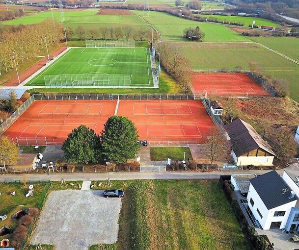Ein Blick auf die Tennisanlage am Pleidelsheimer Ortsrand, aufgenommen im Jahr 2019 (links). Damals waren die Padelplätze noch nicht gebaut.