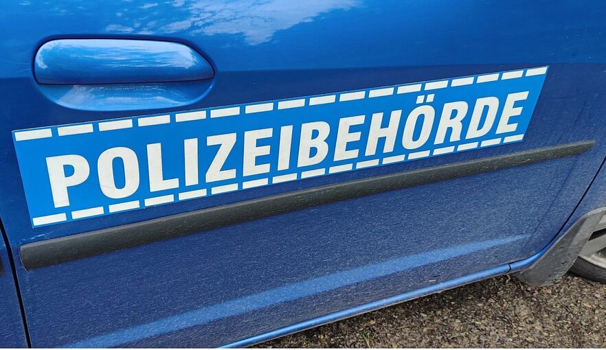 Die Magnetbänder mit der Aufschrift „Polizeibehörde“ lassen sich einfach am Auto befestigen.