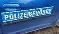 Die Magnetbänder mit der Aufschrift „Polizeibehörde“ lassen sich einfach am Auto befestigen.