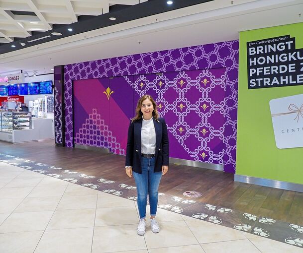 Center-Managerin Meltem Boyraz vor der Fläche, wo in Kürze Ravensburger einen Pop-up-Store mit Spielwaren eröffnet.