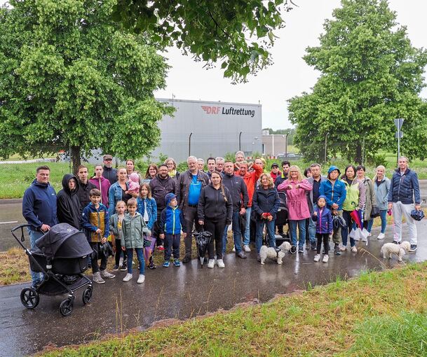 Anwohner, die nicht wollen, dass Christoph 51 künftig auch nachts von Pattonville aus zu Einsätzen startet, auf dem Weg zur Station der DRF-Luftrettung.
