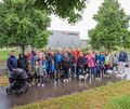 Anwohner, die nicht wollen, dass Christoph 51 künftig auch nachts von Pattonville aus zu Einsätzen startet, auf dem Weg zur Station der DRF-Luftrettung.