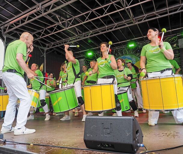 Fetzige Trommelmusik der Sambatruppe Repicando gehörte zum Programm beim Fest der Kulturen.