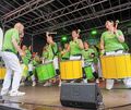 Fetzige Trommelmusik der Sambatruppe Repicando gehörte zum Programm beim Fest der Kulturen.
